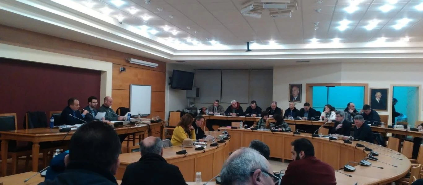 Φωνές και απειλές στο δημοτικό συμβούλιο της Λαμίας για την εγκατάσταση αλλοδαπών (βίντεο)